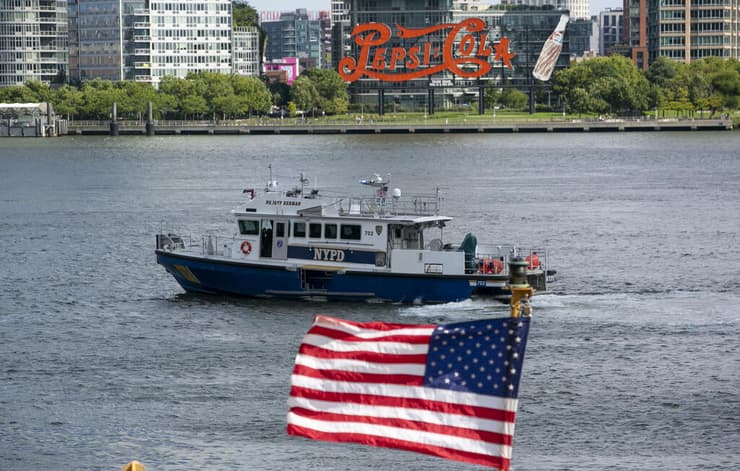 שלט של פפסי קולה באיסט ריבר, ניו יורק. יורדת מגדולתה