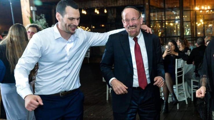 בצלאל יהושוע ואביו יעקב