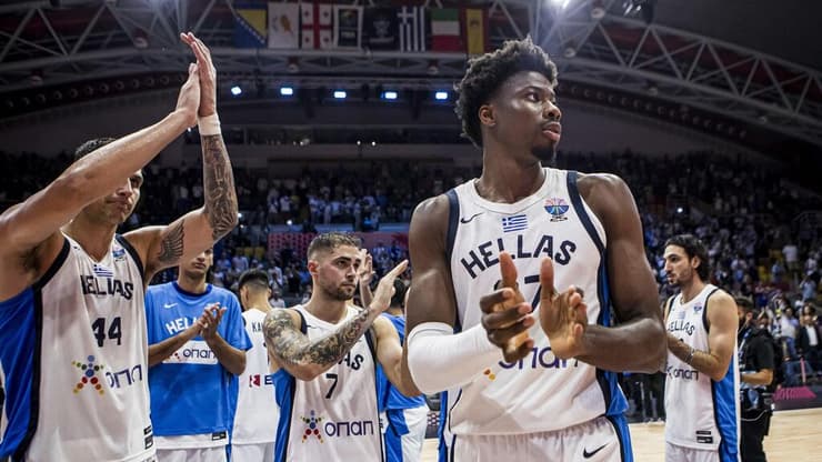 סגל אימתני. שחקני נבחרת יוון (צילום: FIBA) נבחרת יוון
