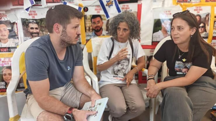  המילואימניק שרכבו הוצת לבין אימהות החטופים במאהל המחאה