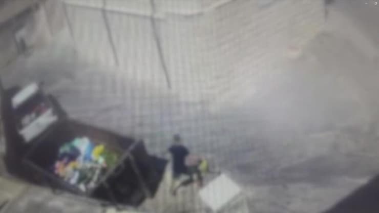 האזרח ההונגרי מטיח את החתול במכולת הברזל בעיר נצרת