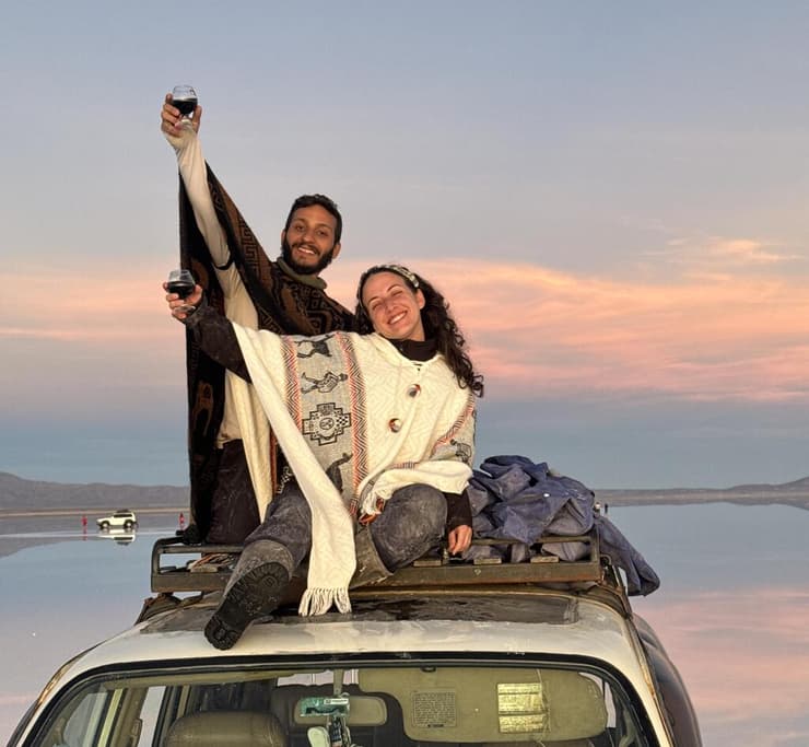 ליהיא עם טיאגו בשקיעה במדבר המלח בבוליביה