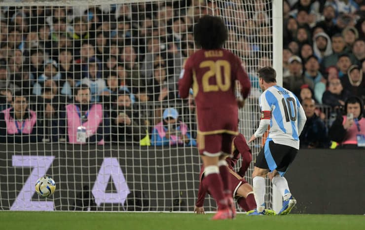 מסי כובש את השני שלו והשלישי של ארגנטינה (צילום: Luis ROBAYO / AFP) מסי