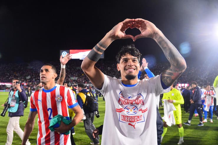 גומס חוגג את עליית פרגוואי למונדיאל (צילום: Daniel DUARTE / AFP) גומס חוגג את עליית פרגוואי למונדיאל