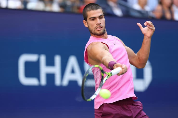 לראשונה ניצח את ג'וקוביץ' על משטח קשה. אלקראס (צילום:Al Bello/Getty Images) קרלוס אלקראס