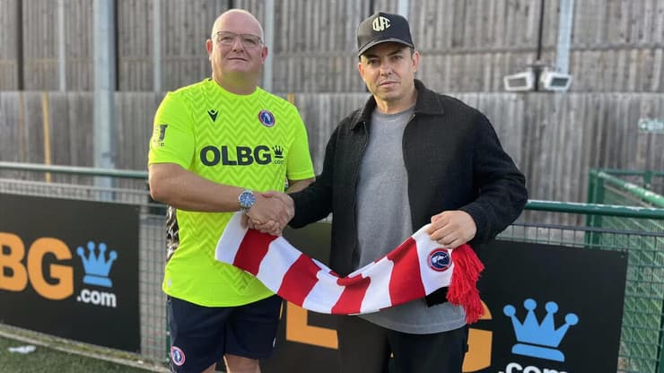 בגיל 54. האוהד טרי דאן שחתם בדורקינג וונדררס (צילום: האתר הרשמי של דורקינג וונדררס) האוהד טרי דאן שחתם בדורקינג וונדררס