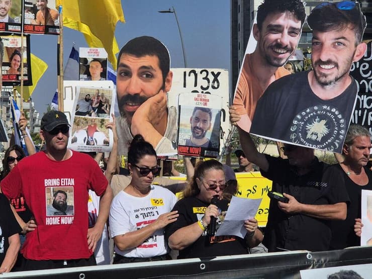 הצהרת משפחות החטופים בקריית גת  - 700 ימים שהם בשבי בהשתתפות ארבל יהוד, יאיר הורן, נילי מרגלית, אילנה גריצ'ווסקי, עדינה משה וקרינה אנגלברט