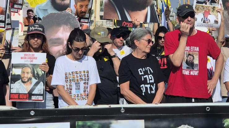 הצהרת משפחות החטופים בקריית גת  - 700 ימים שהם בשבי בהשתתפות ארבל יהוד, יאיר הורן, נילי מרגלית, אילנה גריצ'ווסקי, עדינה משה וקרינה אנגלברט