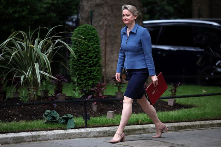 איווט קופר שתחליף את לאמי. שאלת המדינה הפלסטינית על השולחן (צילום: HENRY NICHOLLS / AFP) איווט קופר שרת החוץ החדשה של בריטניה