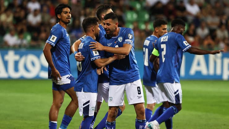 שחקני נבחרת ישראל חוגגים מול מולדובה (REUTERS/Vladislav Culiomza) שחקני נבחרת ישראל חוגגים