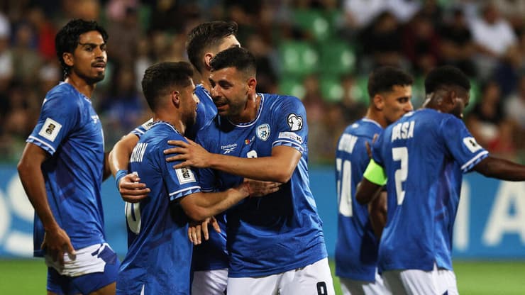 שחקני נבחרת ישראל חוגגים