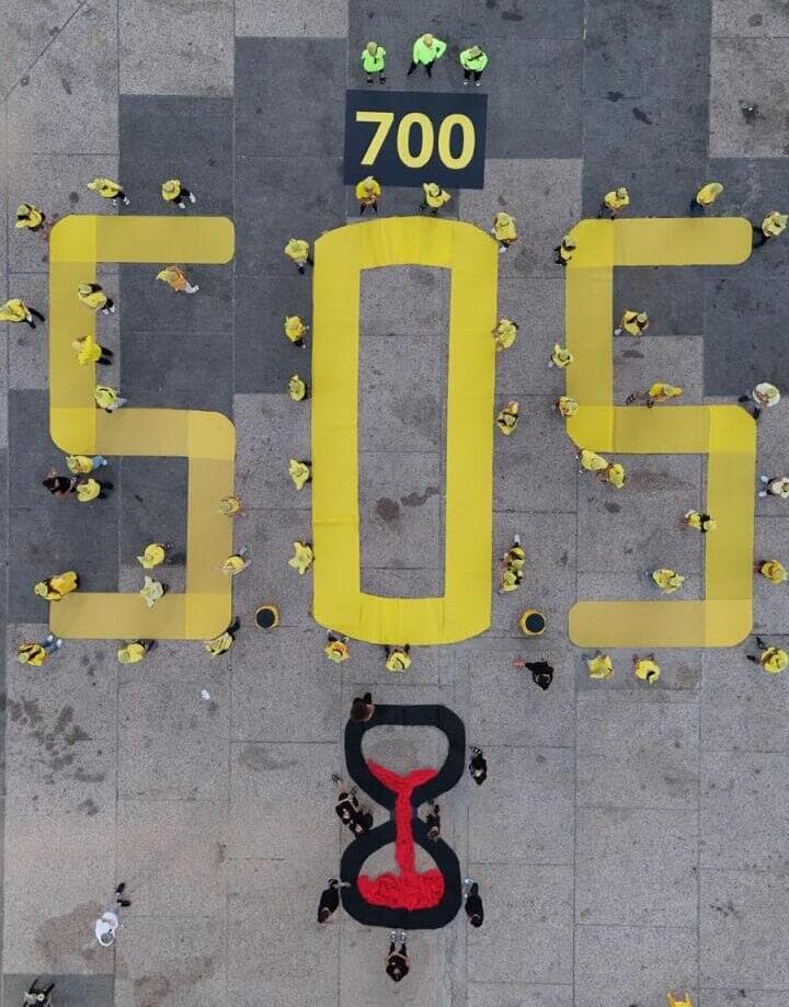 מיצג הקורא להציל את החטופים בכיכר החטופים  לציון 700 שהם ימים בשבי