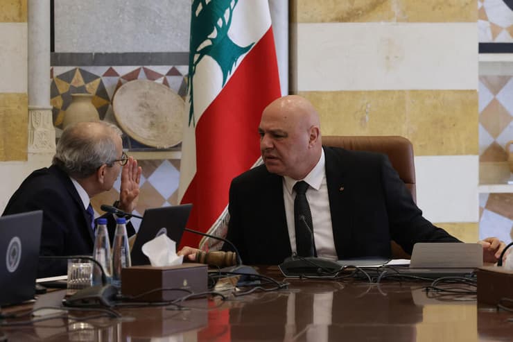 נשיא לבנון ג'וזף עאון עם ראש הממשלה נוואף סלאם, היום. "הצבא יכול להפעיל שיקול דעת" (צילום: ANWAR AMRO / AFP) פגישה בין נשיא לבנון ג'וזף עאון לראש הממשלה נואף סלאם