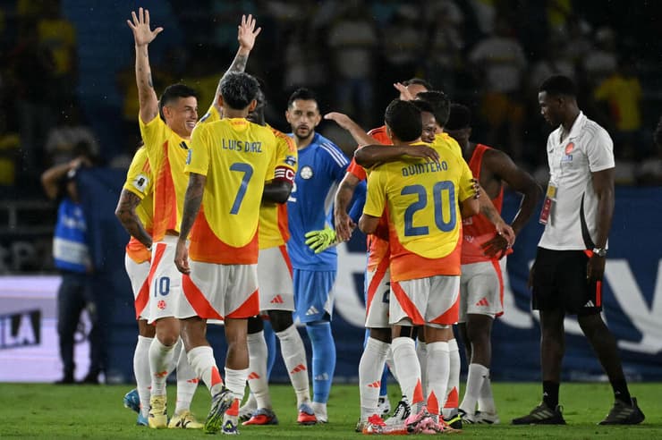 חאמס והחברים בסיום הניצחון הקולומביאני (צילום: Luis ACOSTA / AFP) חאמס והחברים בסיום הניצחון הקולומביאני