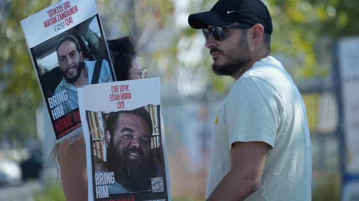 הצהרת משפחות החטופים בקריית גת  - 700 ימים שהם בשבי בהשתתפות ארבל יהוד, יאיר הורן, נילי מרגלית, אילנה גריצ'ווסקי, עדינה משה וקרינה אנגלברט