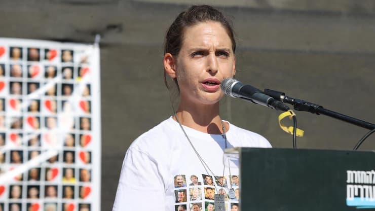 דורון שטיינברכר (צילום: יריב כץ) דורון שטיינברכר בקבלת שבת של קיבוץ נחל עוז והמועצה האזורית שער הנגב בכיכר החטופים