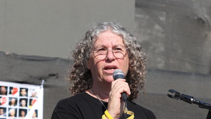 אביבה וקית' סיגל בקבלת שבת של קיבוץ נחל עוז והמועצה האזורית שער הנגב בכיכר החטופים