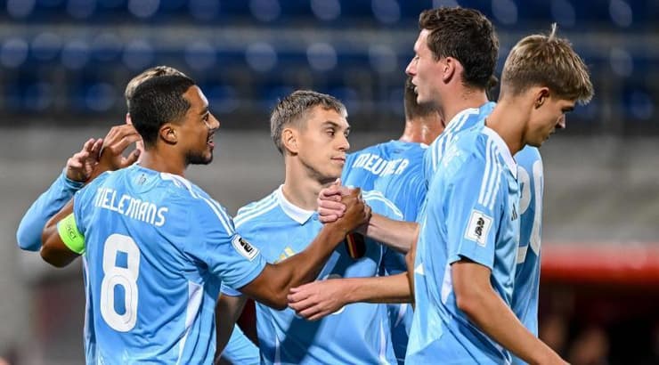 שחקני בלגיה חוגגים עם יורי טילימנס (IMAGO) שחקני בלגיה חוגגים עם יורי טילימנס