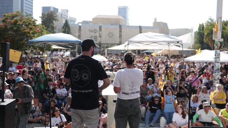 לישי ולירן בכיכר החטופים (צילום: אלון גלבוע) קבלת שבת של קיבוץ נחל עוז והמועצה האזורית שער הנגב בכיכר החטופים