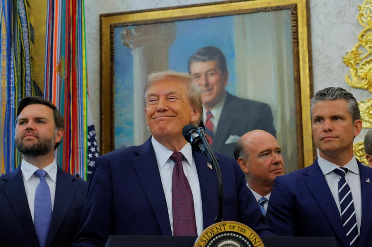 "אנחנו פשוט הולכים לעשות את זה". טראמפ, הגסת' וסגן הנשיא ואנס (צילום: Brian Snyder, REUTERS) נשיא ארצות הברית דונלד טראמפ עם שר ההגנה פיט הגסת'