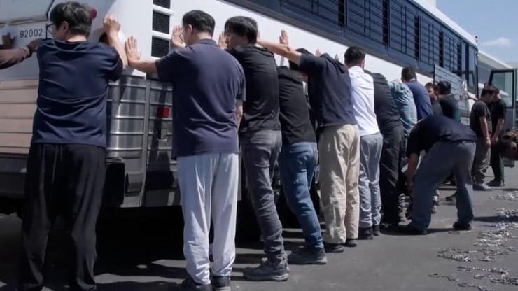 מעצר עובדים מהגרים לא חוקיים ב פשיטה על מפעל של חברת יונדאי  ב ג'ורג'יה ארה"ב