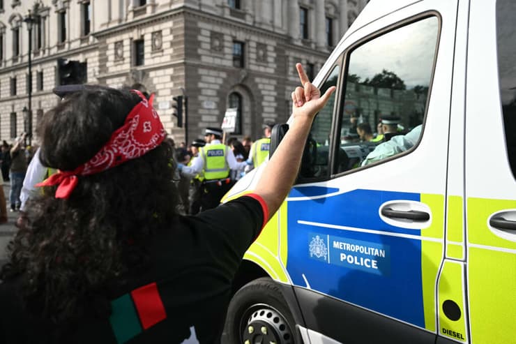 עימותים מעצרים ב לונדון בריטניה הפגנה למען ארגון הטרור המוכרז Palestine Action של מפגינים נגד ישראל אנטי-ישראלים פרו-פלסטינים פרו פלסטינים