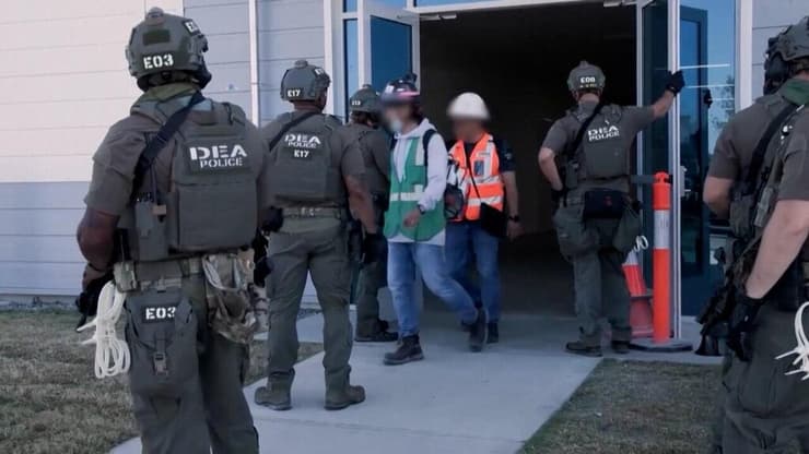 מעצר עובדים מהגרים לא חוקיים ב פשיטה על מפעל של חברת יונדאי  ב ג'ורג'יה ארה"ב