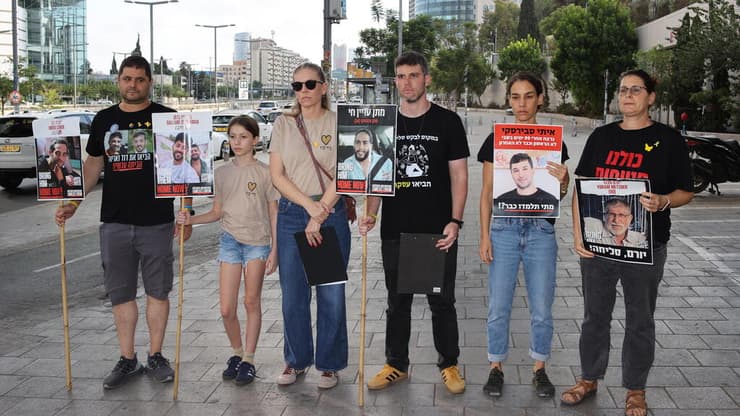 הצהרת משפחות חטופים מול שער בגין בתל אביב