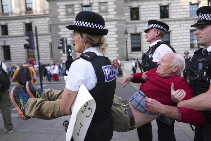 עימותים מעצרים ב לונדון בריטניה הפגנה למען ארגון הטרור המוכרז Palestine Action של מפגינים נגד ישראל אנטי-ישראלים פרו-פלסטינים פרו פלסטינים