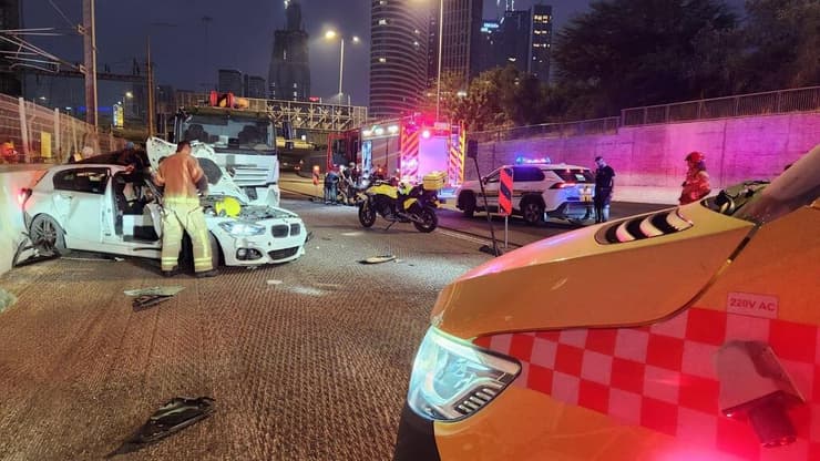 זירת התאונה ליד מחלף רוקח (צילום: תיעוד מבצעי מד"א) זירת התאונה בתל אביב סמוך למחלף רוקח שבה נהרג גבר בן 31