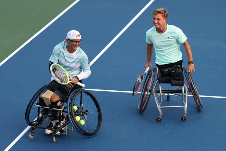 ששון חוגג עם וינק בנקודת המשחק