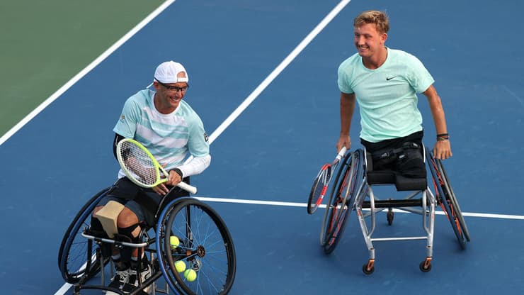 ששון חוגג עם וינק בנקודת המשחק