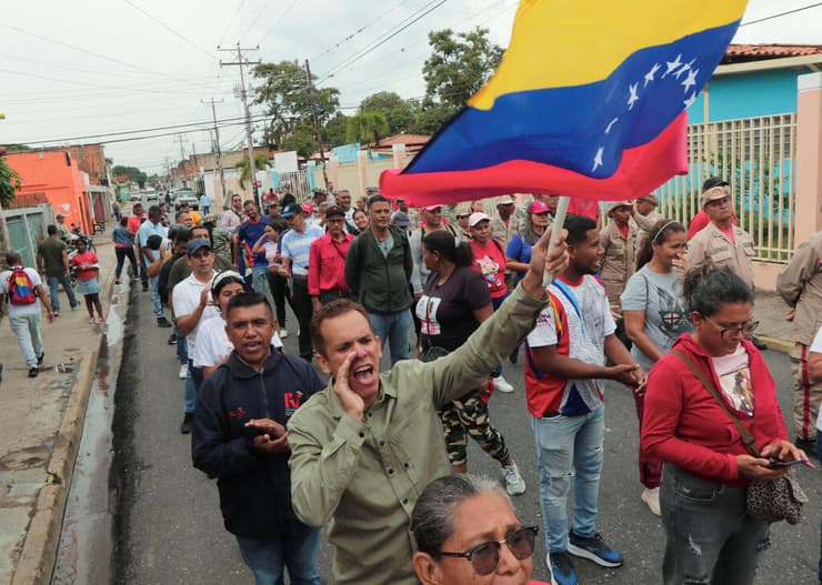 תומכי נשיא ונצואלה ניקולס מדורו מזרוע של מיליציה חמושה במדינה מפגינים למענו בצל מתיחות מול ארה"ב בעיר ולנסיה