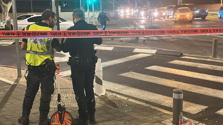 זירת התאונה הקטלנית בקיבוץ גלויות (צילום: דוברות המשטרה) זירת התאונה בתל אביב שבה נהרג רוכב אופנוע מפגיעת רכב