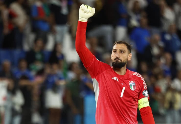 הועף בצורה הכי ביזארית ולא מובנת מפ.ס.ז'. דונארומה (צילום: REUTERS/Alessandro Garofalo) ג'יג'ו דונארומה