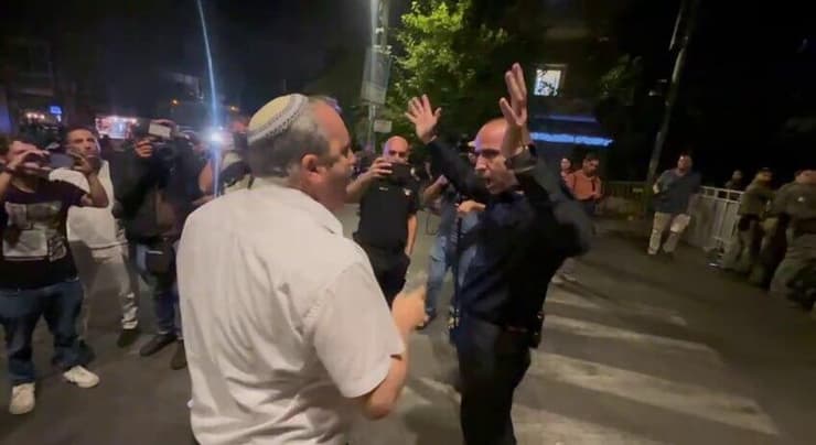 חבר הכנסת גלעד קריב מתעמת עם שוטר בהפגנה בירושלים