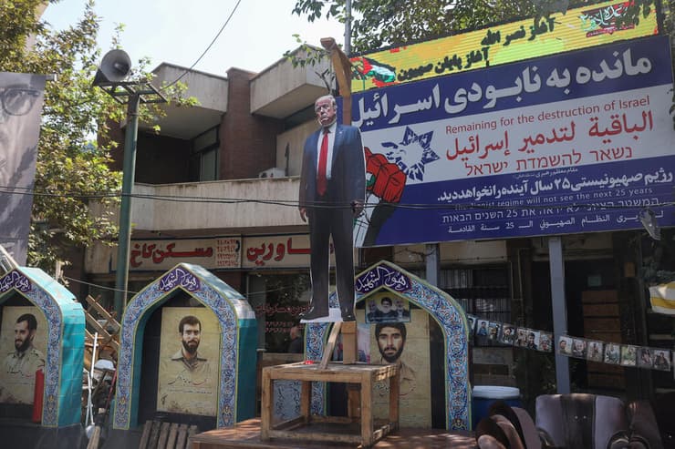 כיכר פלסטין בטהרן השבוע, עם "מיצג" של טראמפ התלוי (צילום: Majid Asgaripour/WANA (West Asia News Agency) via REUTERS) מיצג בטהרן