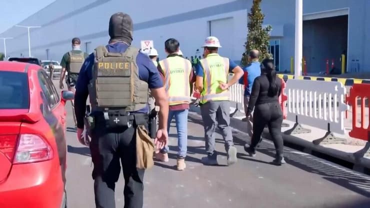 מעצר עובדים מהגרים לא חוקיים ב פשיטה על מפעל של חברת יונדאי  ב ג'ורג'יה ארה"ב