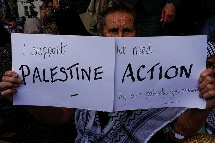 עימותים מעצרים ב לונדון בריטניה הפגנה למען ארגון הטרור המוכרז Palestine Action של מפגינים נגד ישראל אנטי-ישראלים פרו-פלסטינים פרו פלסטינים