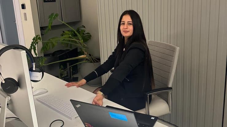 ציפורה במשרד. "המנהלת אמרה לי שלא ייצא ממני כלום. היא טעתה" ציפורה במשרדי אמדוקס