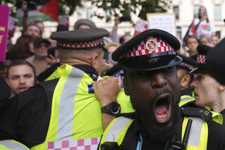 עימותים מעצרים ב לונדון בריטניה הפגנה למען ארגון הטרור המוכרז Palestine Action של מפגינים נגד ישראל אנטי-ישראלים פרו-פלסטינים פרו פלסטינים