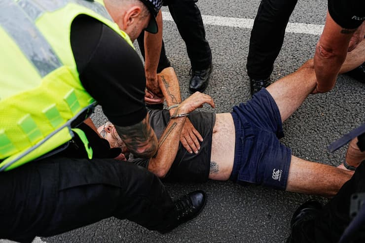 עימותים מעצרים ב לונדון בריטניה הפגנה למען ארגון הטרור המוכרז Palestine Action של מפגינים נגד ישראל אנטי-ישראלים פרו-פלסטינים פרו פלסטינים