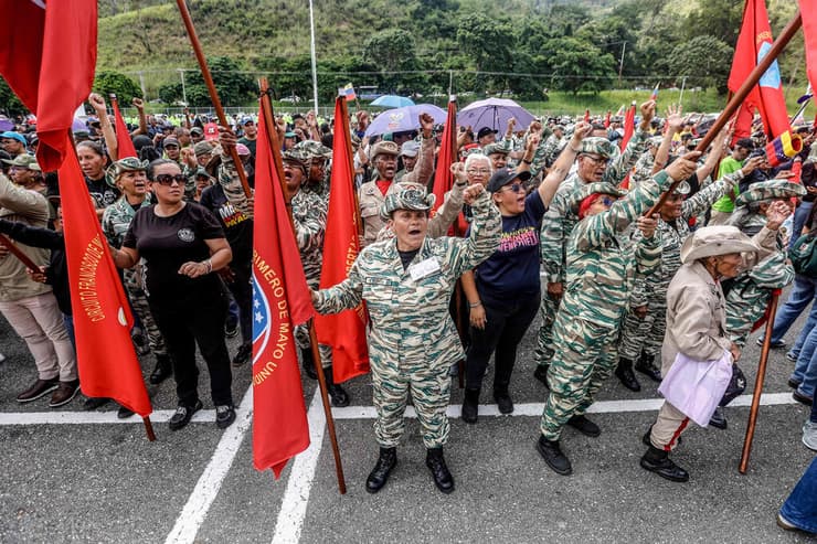 תומכי נשיא ונצואלה ניקולס מדורו מזרוע של מיליציה חמושה במדינה מפגינים למענו בצל מתיחות מול ארה"ב ב קראקס