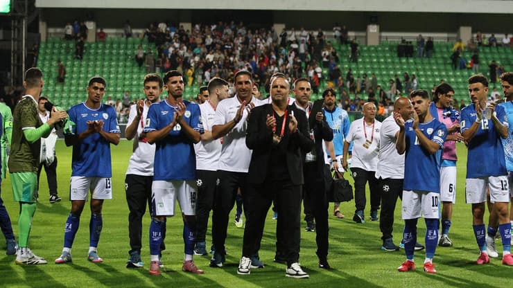 מאמן נבחרת ישראל רן בן שמעון והשחקנים מודים לקהל