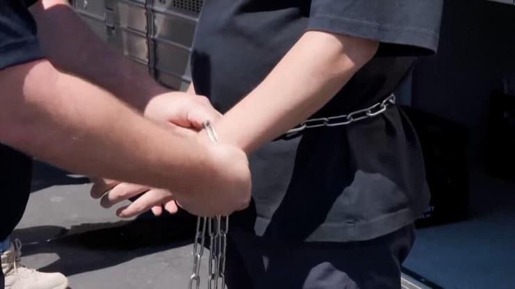 מעצר עובדים מהגרים לא חוקיים ב פשיטה על מפעל של חברת יונדאי  ב ג'ורג'יה ארה"ב