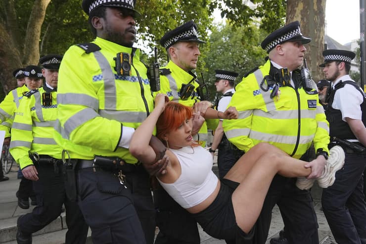 עימותים מעצרים ב לונדון בריטניה הפגנה למען ארגון הטרור המוכרז Palestine Action של מפגינים נגד ישראל אנטי-ישראלים פרו-פלסטינים פרו פלסטינים