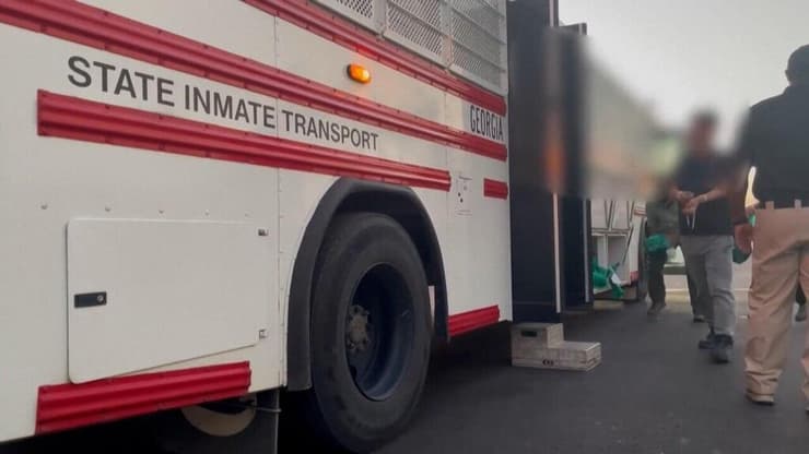 מעצר עובדים מהגרים לא חוקיים ב פשיטה על מפעל של חברת יונדאי  ב ג'ורג'יה ארה"ב