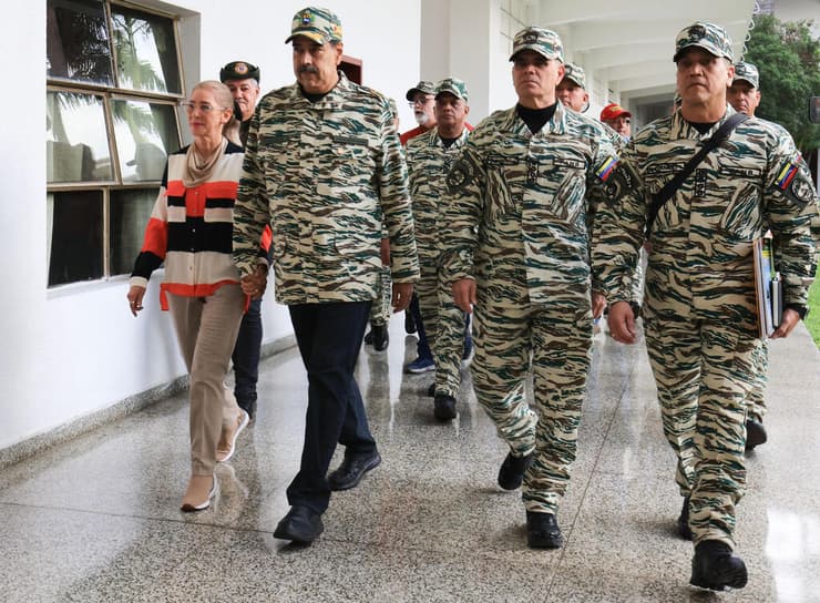 נשיא ונצואלה ניקולס מדורו נואם בפני קציני צבאו ב קראקס עם מדי צבא 5 בספטמבר