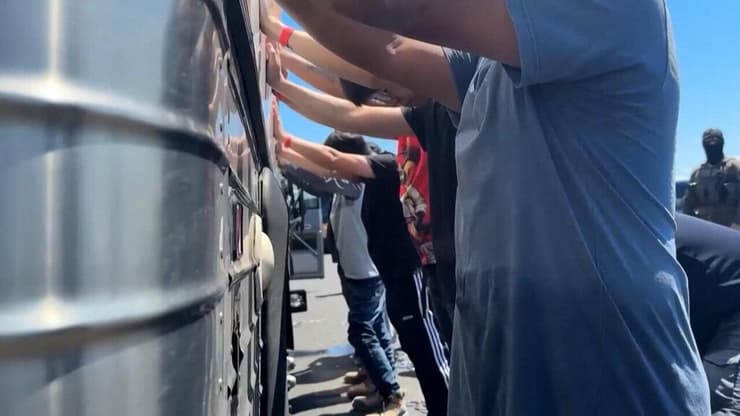 מעצר עובדים מהגרים לא חוקיים ב פשיטה על מפעל של חברת יונדאי  ב ג'ורג'יה ארה"ב