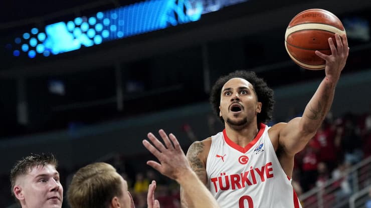 לארקין בדרך לסל (צילום: REUTERS/Ints Kalnins) לארקין